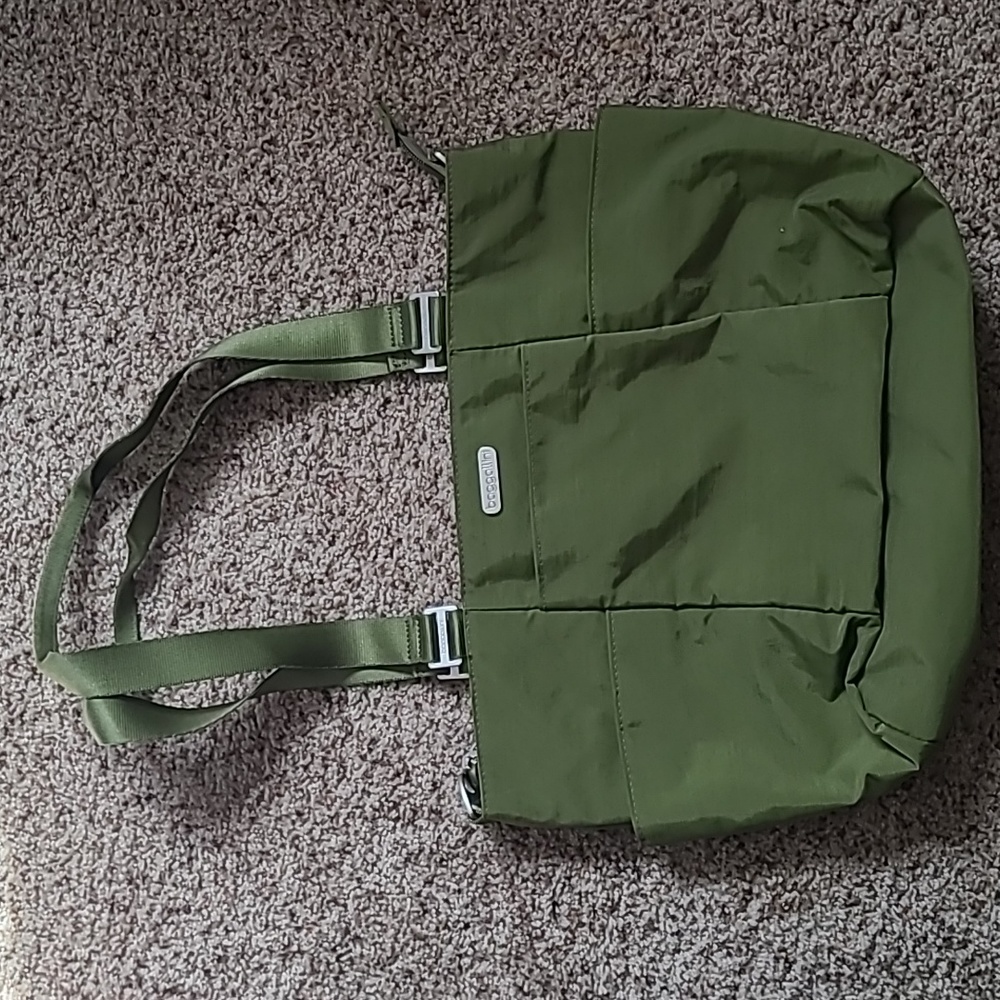 Baggallini tote/purse. Olive green w/pink interior